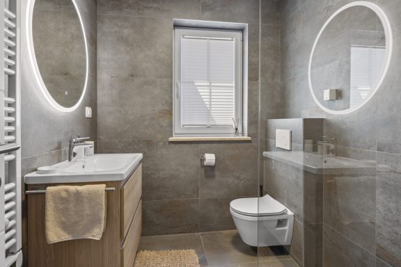 Modern Badezimmer mit Waschbecken und WC in neutralen Tönen.